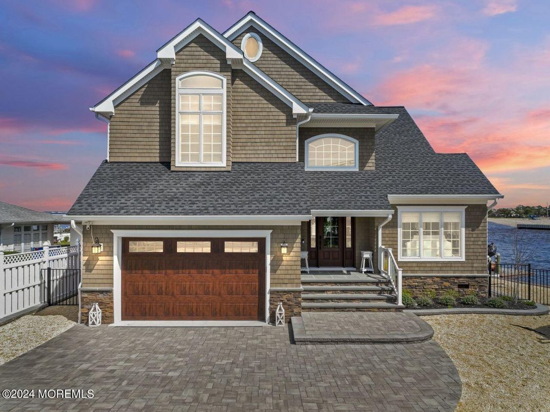 Attached, Exterior, Facade, Brick Traditional