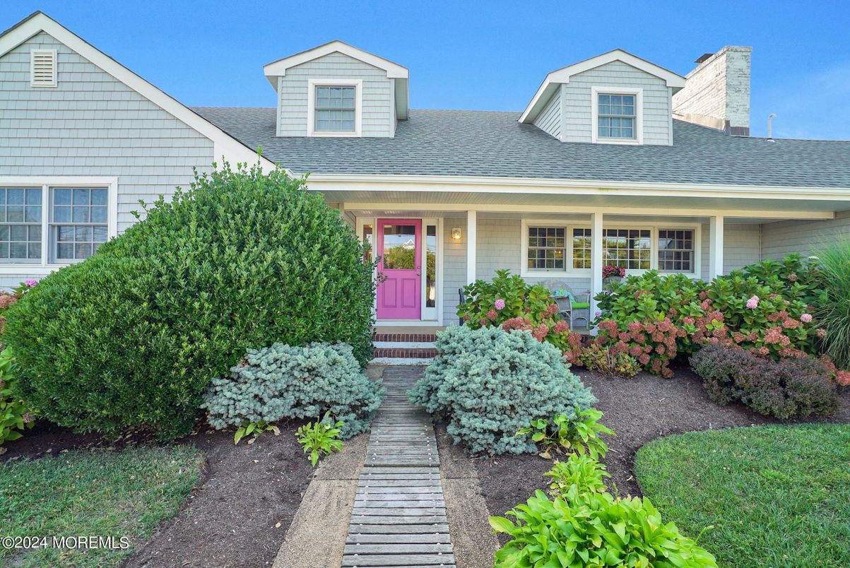 Exterior, Facade, Cape Cod