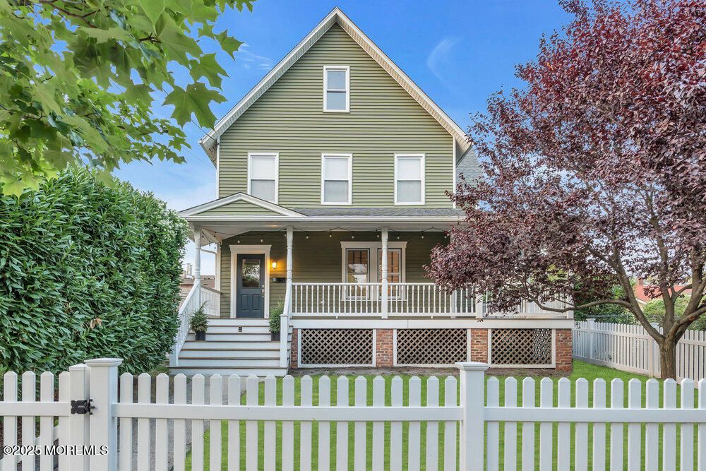 Exterior, Facade, Queen Anne Victorian