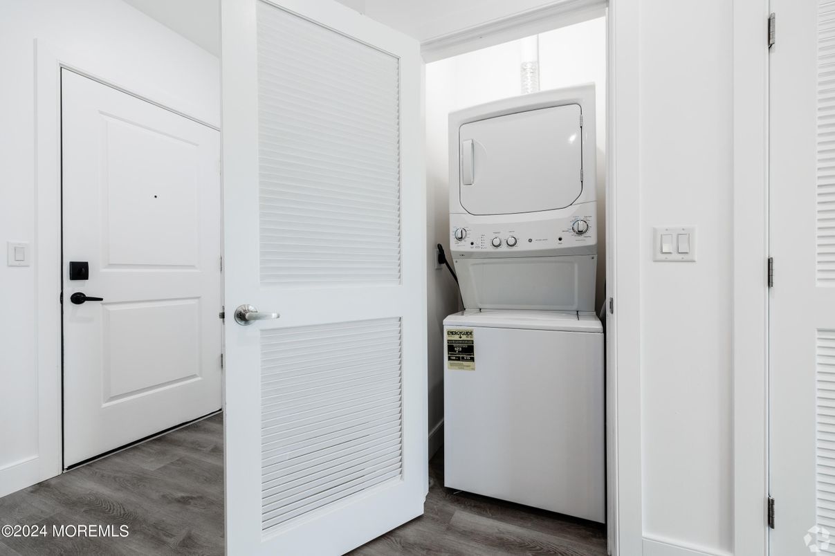 Interior, Utility Closets, Washer, Wood Texture Flooring