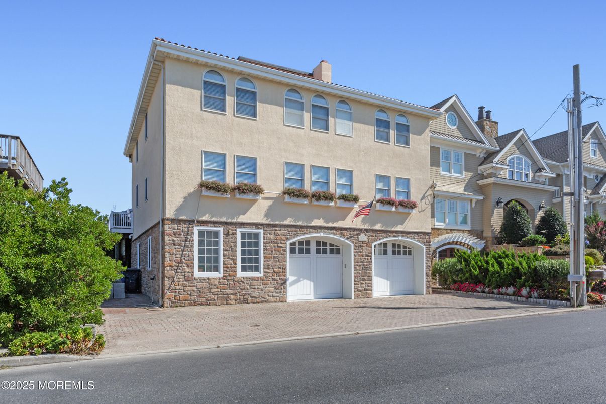 Attached, Exterior, Facade, Rowhouse