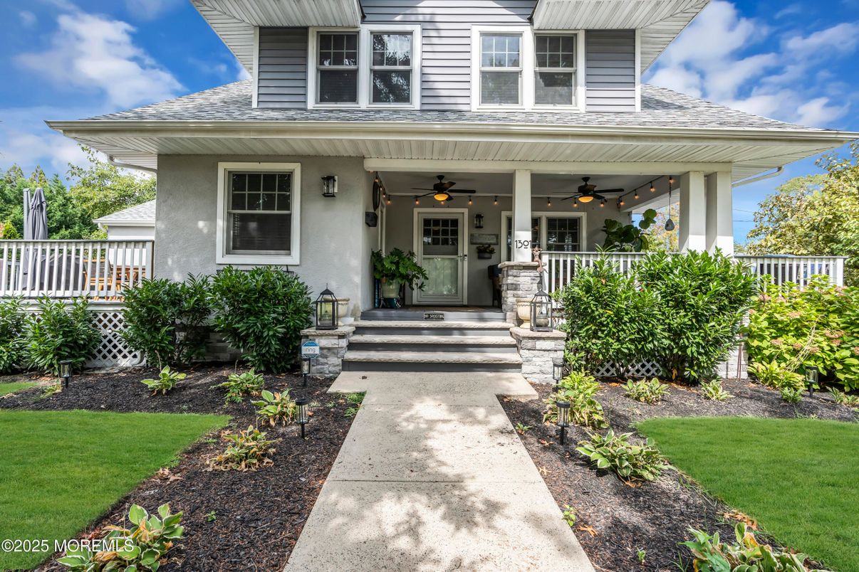 Exterior, Facade, American Foursquare