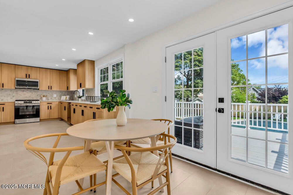 Dining room, Interior, Kitchen, Recessed Lighting, Stainless Steel Appliances