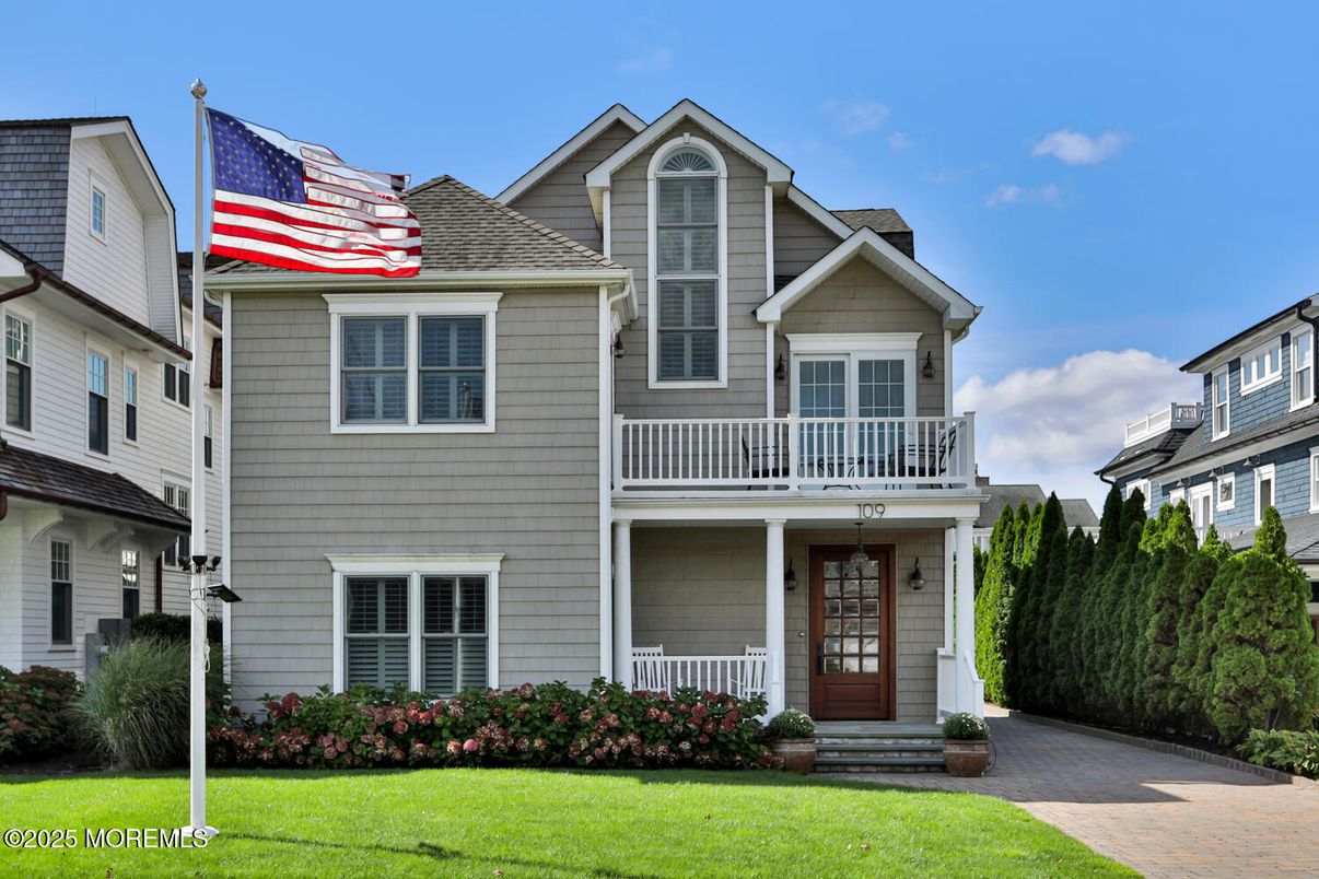 Exterior, Facade, Queen Anne Victorian
