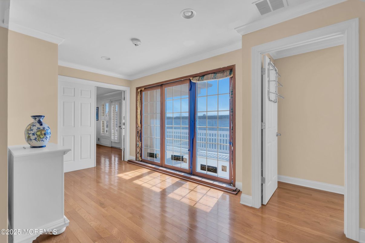Empty room, Interior, Recessed Lighting, Water, Wood Texture Flooring