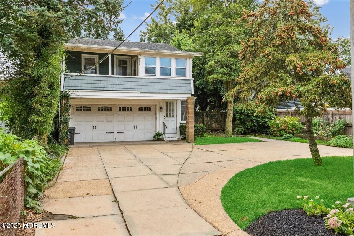 Attached, Exterior, Facade, Split Level