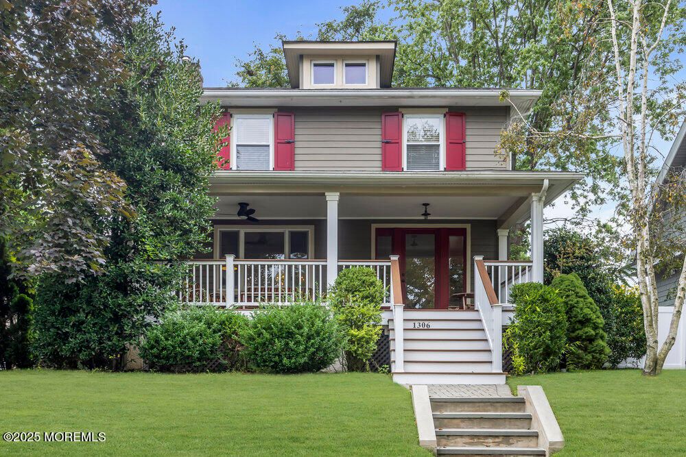 Exterior, Facade, American Foursquare