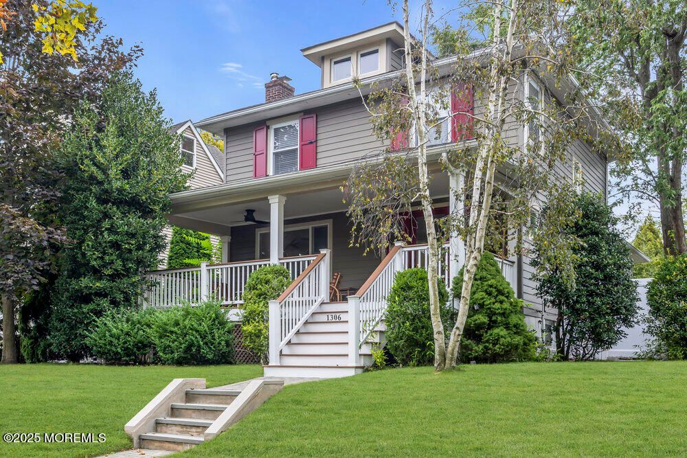 Exterior, Facade, American Foursquare