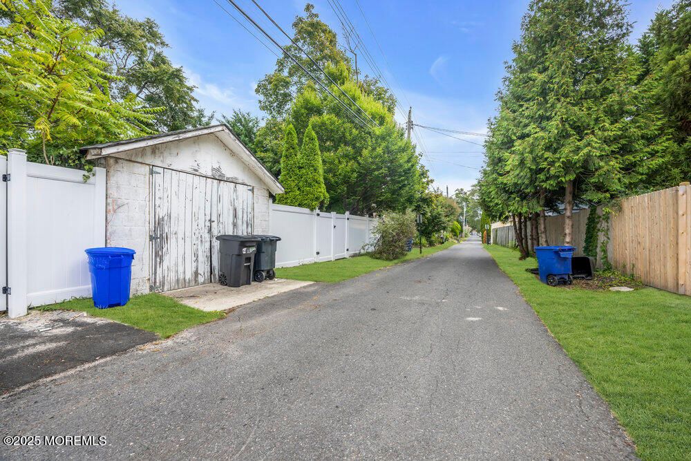 Detached Garage, Exterior