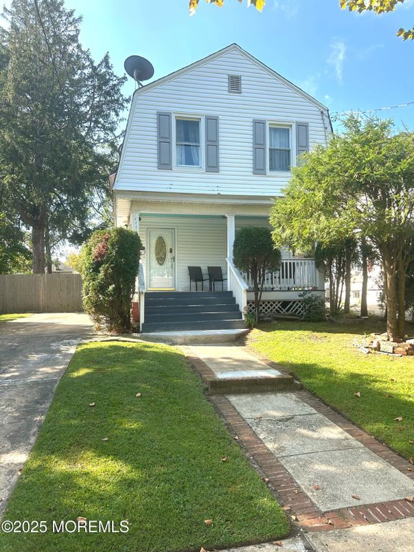 Exterior, Facade, Queen Anne Victorian