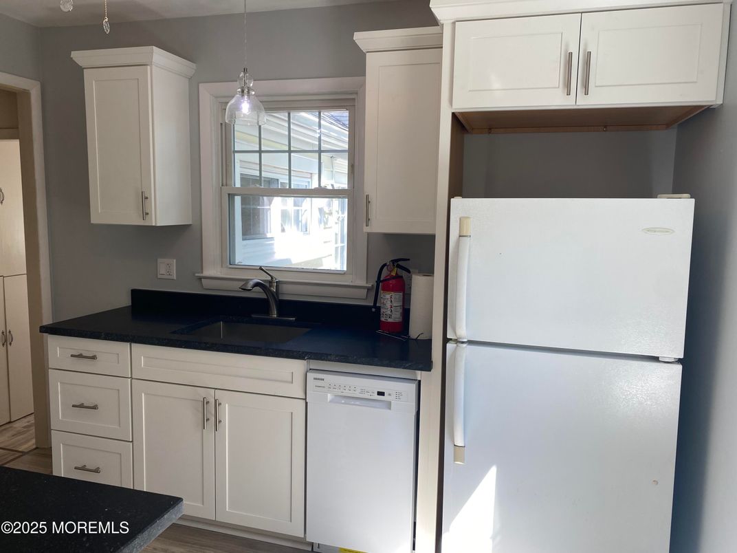 Interior, Kitchen, Pendant Lights, Wood Texture Flooring