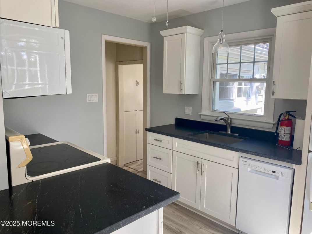Interior, Kitchen, Pendant Lights, Wood Texture Flooring