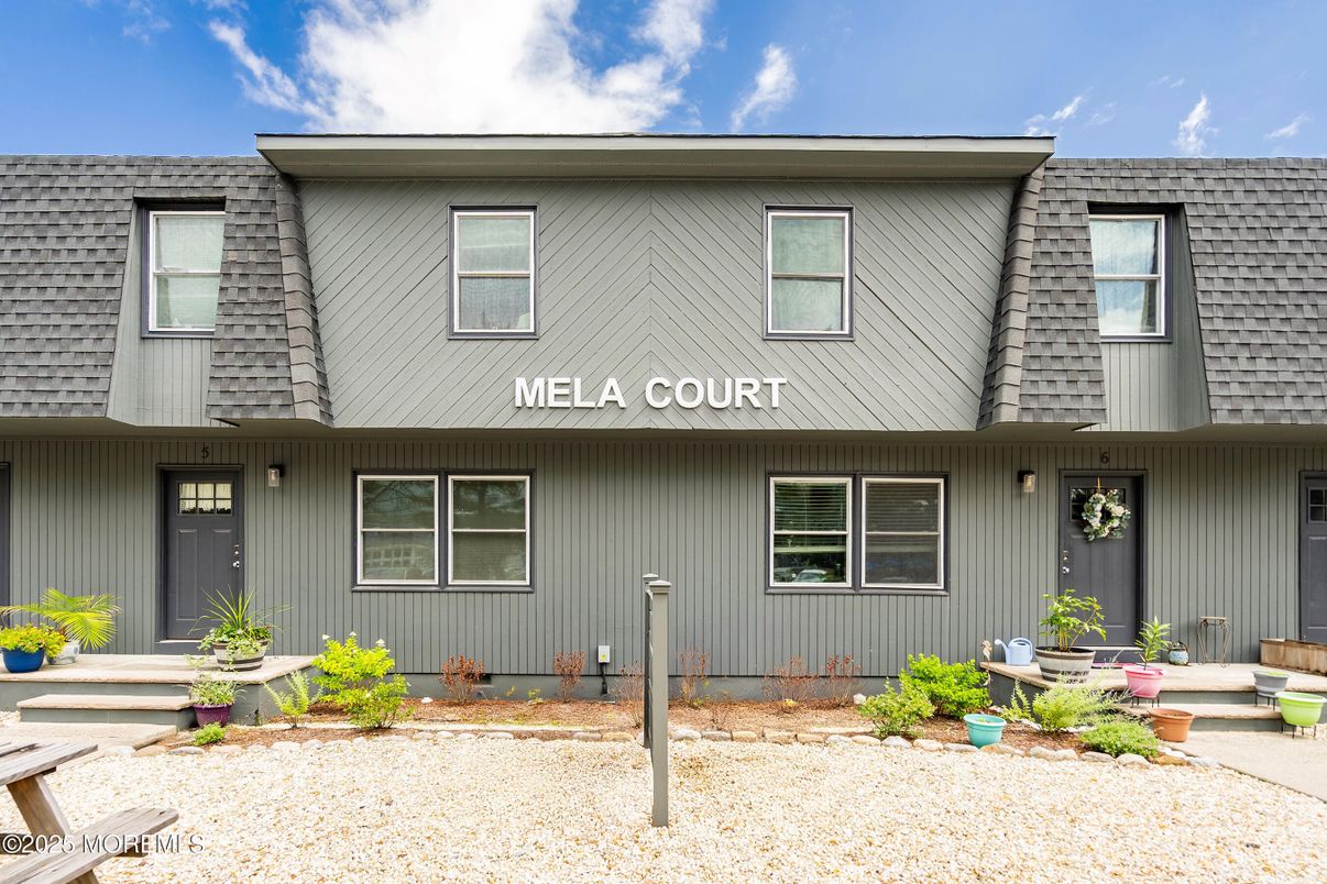 Exterior, Facade, Rowhouse