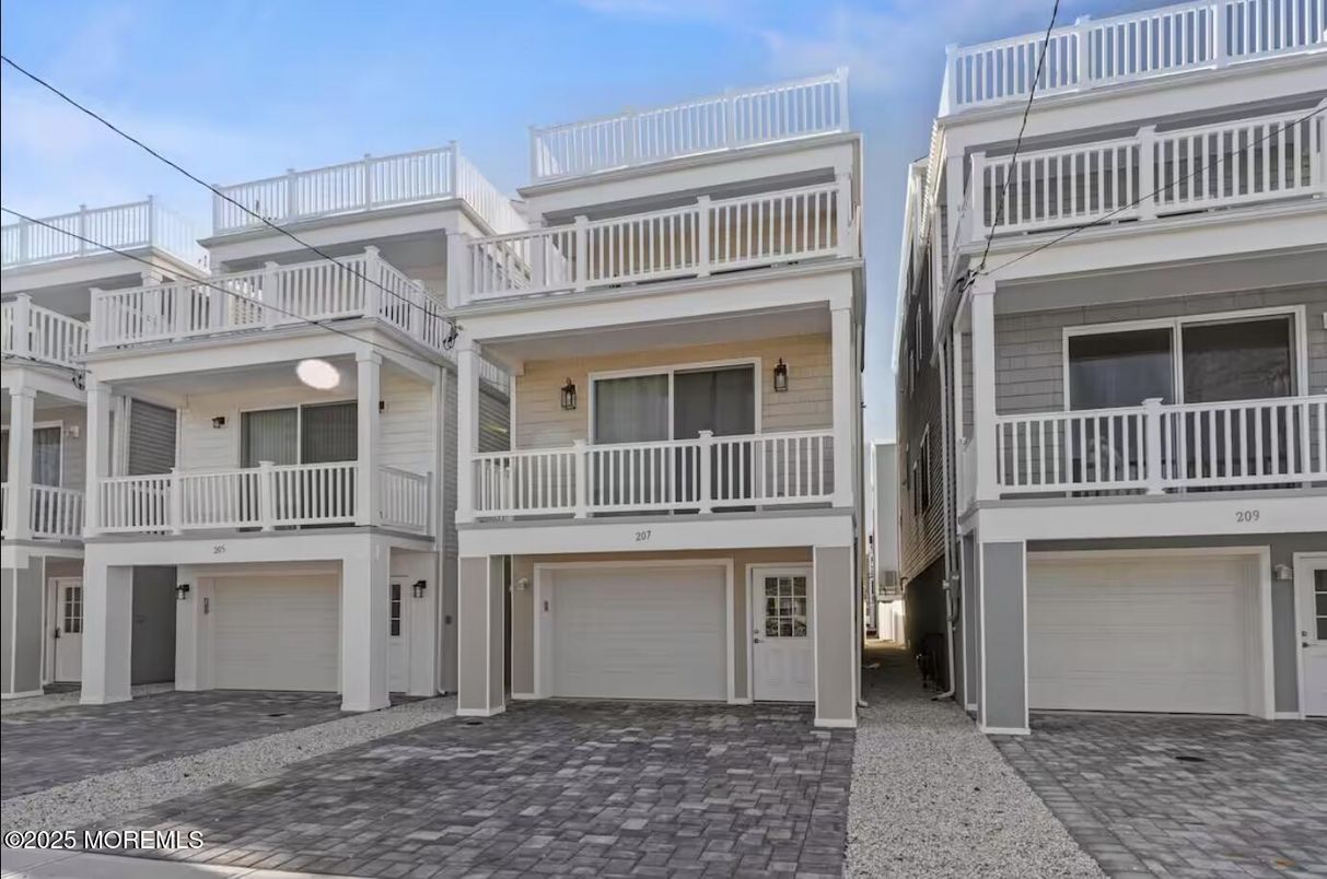 Attached, Exterior, Facade, Rowhouse