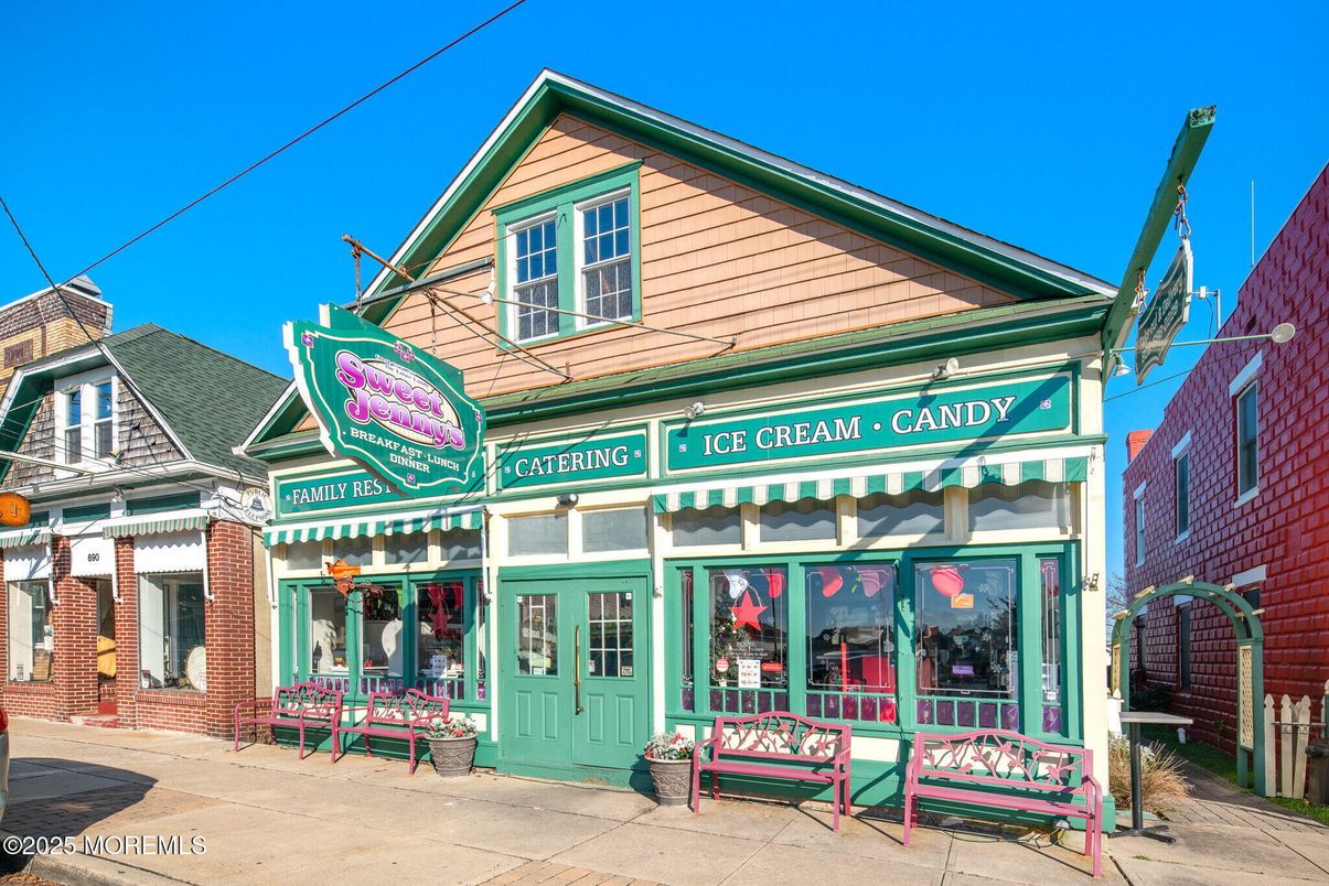 Exterior, Facade, Brick Facade, Queen Anne Victorian