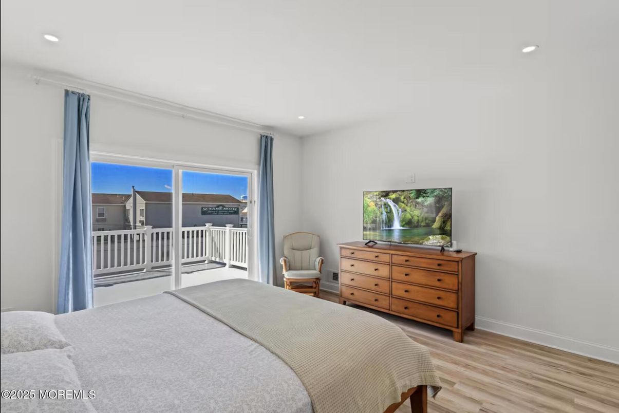 Bedroom, Interior, Recessed Lighting, Water, Wood Texture Flooring