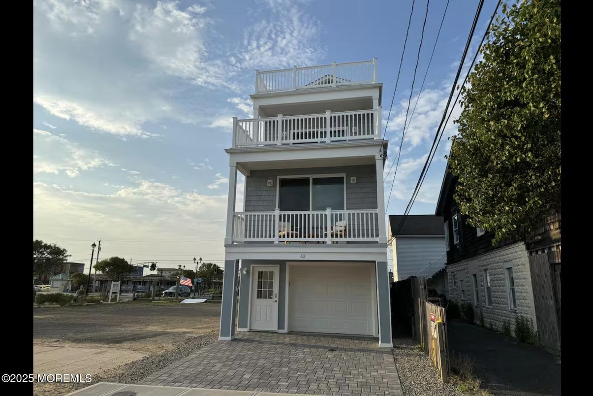 Attached, Exterior, Facade, None