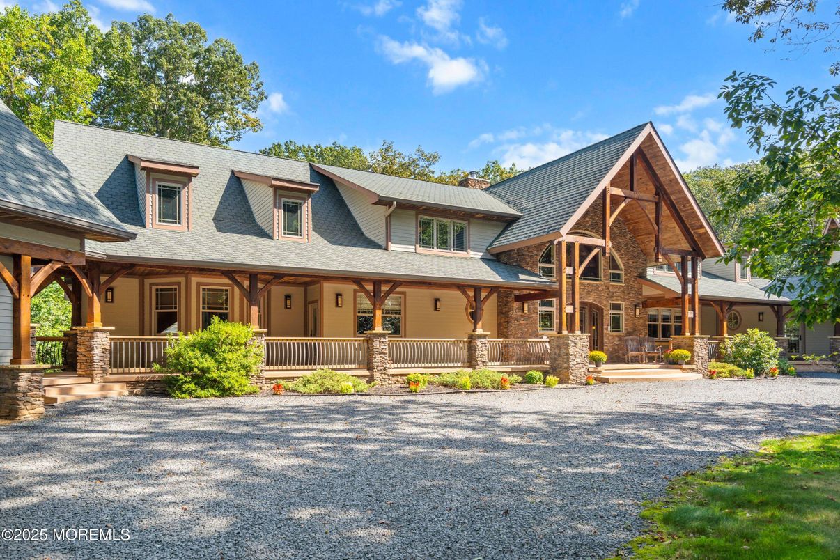 Exterior, Facade, Log Home