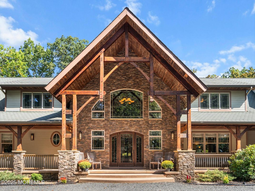 Exterior, Facade, Log Home