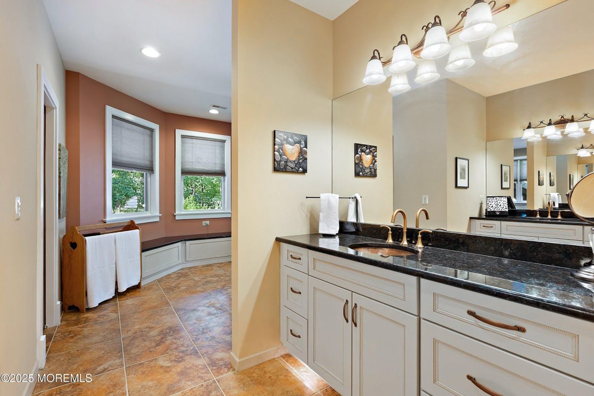 Bathroom, Dual Sink Vanities, Interior, Recessed Lighting