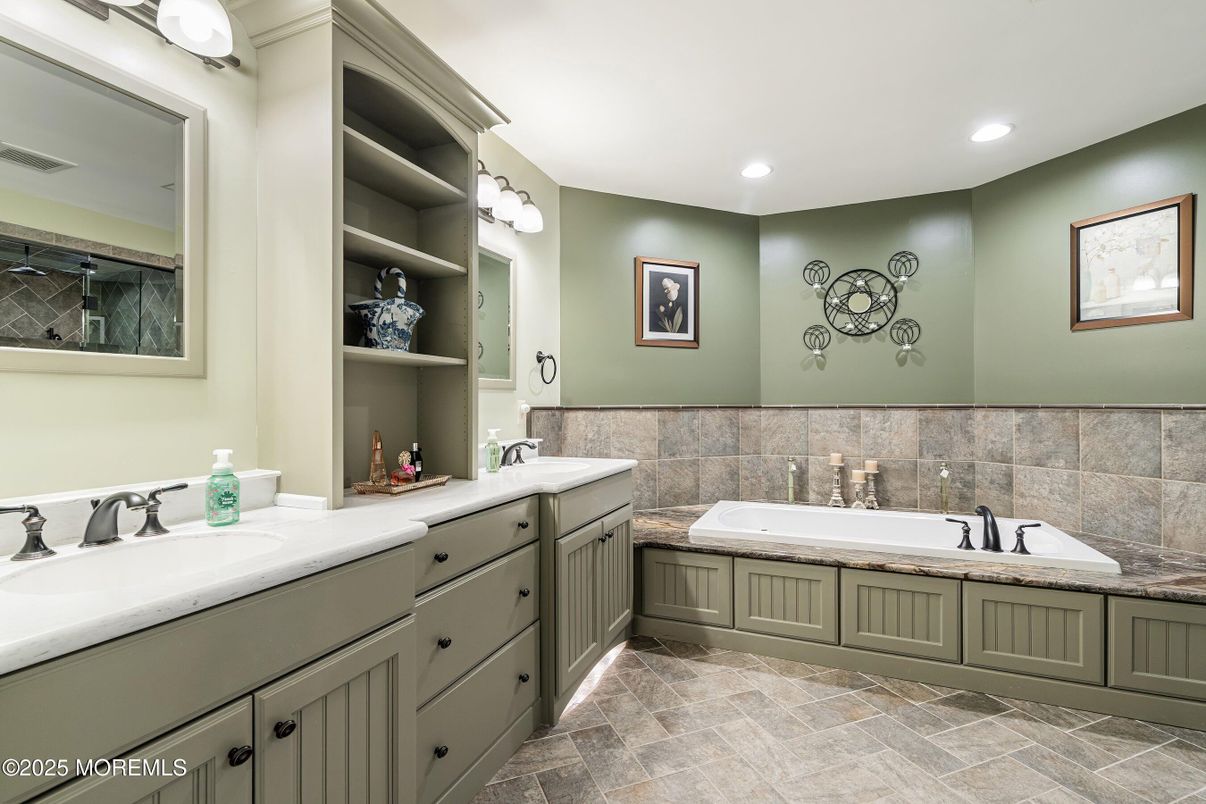 Bathroom, Dual Sink Vanities, Interior, Recessed Lighting