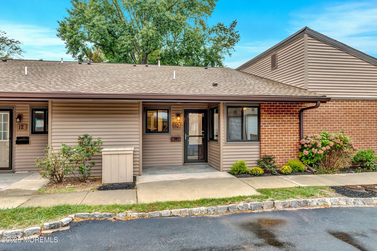 Exterior, Facade, Brick Facade, Ranch