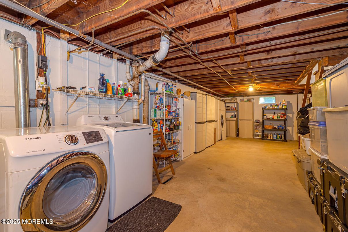 Interior, Washer, Wooden Beams