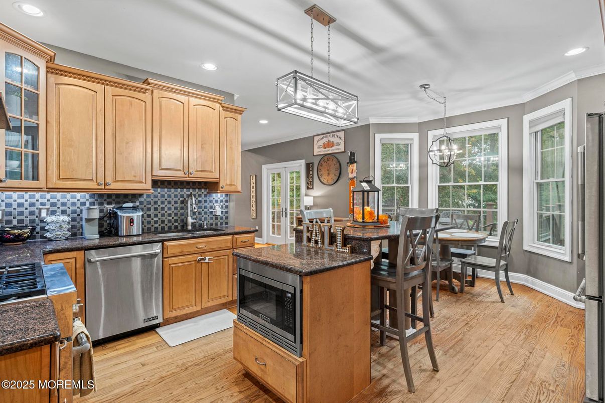 Dining room, Interior, Kitchen, Pendant Lights, Recessed Lighting, Wood Texture Flooring