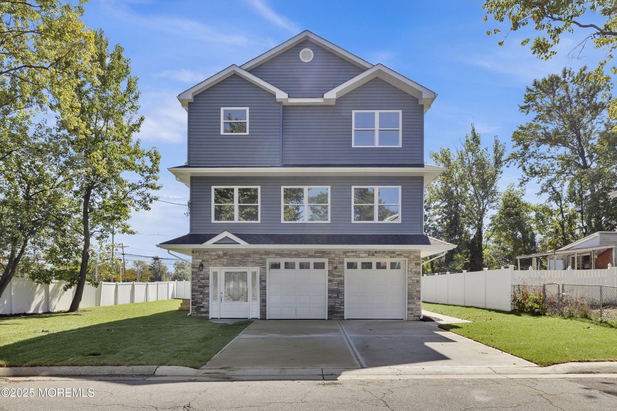 Attached, Exterior, Facade, American Craftsman