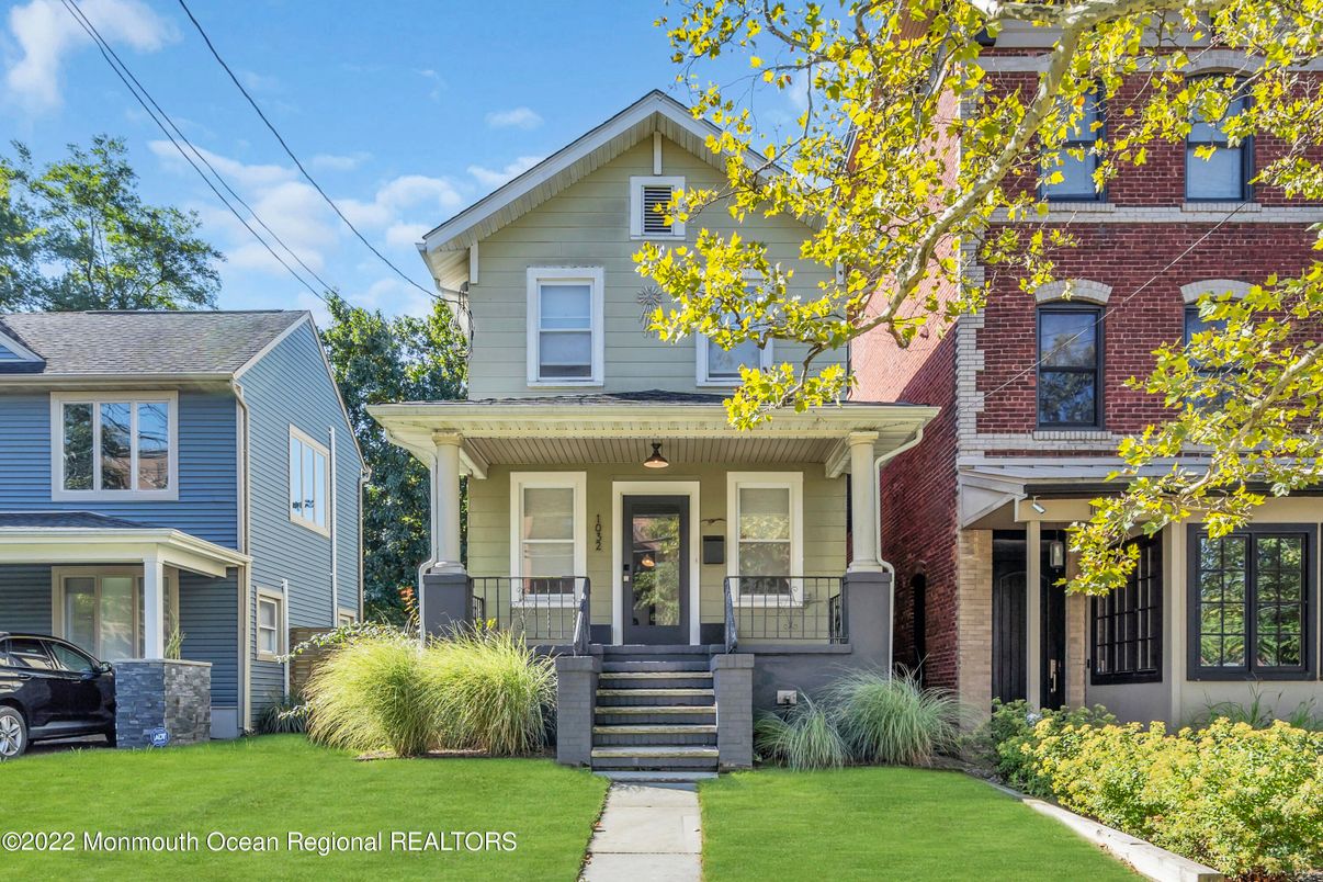 Exterior, Facade, Brick Facade, Queen Anne Victorian