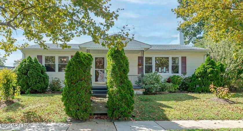 Exterior, Facade, Ranch