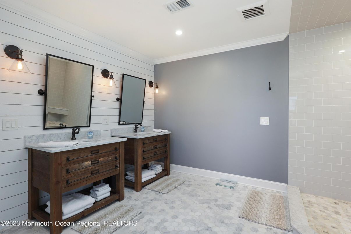Bathroom, Dual Sink Vanities, Interior, Recessed Lighting
