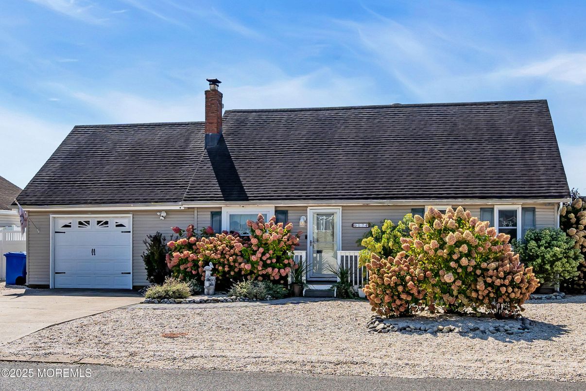 Attached, Exterior, Facade, Cape Cod