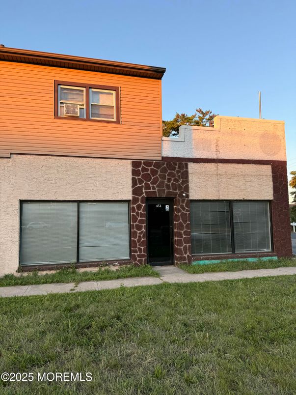 Attached, Exterior, Facade, Modern