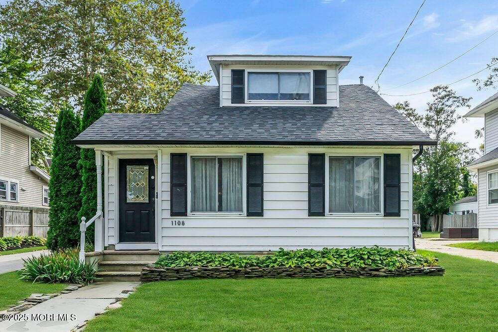 Exterior, Facade, Cape Cod