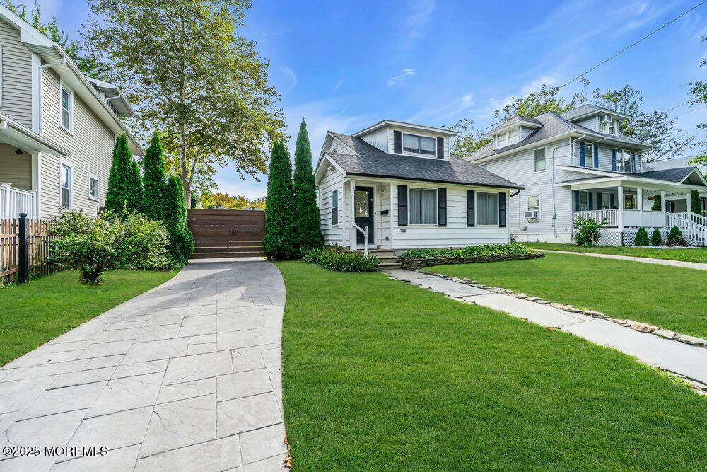 Exterior, Facade, Queen Anne Victorian
