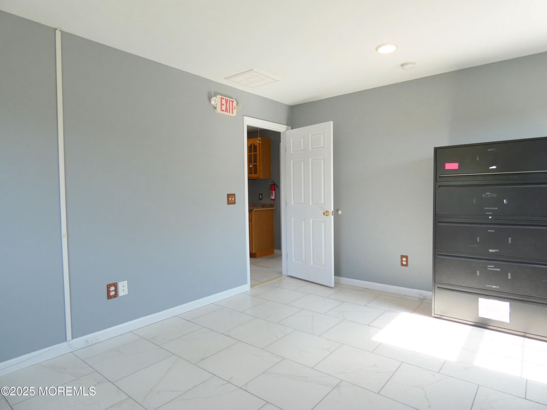 Empty room, Interior, Marble, Recessed Lighting