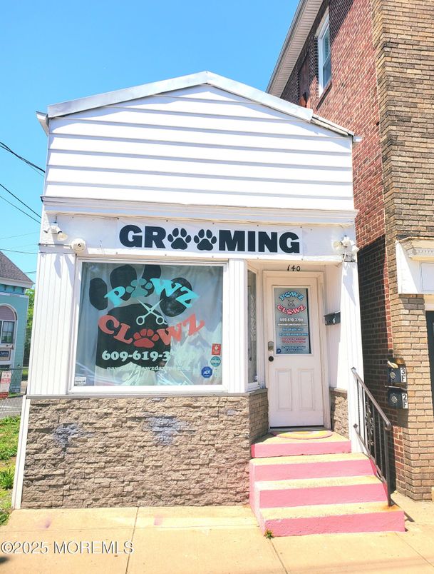 Exterior, Facade, None