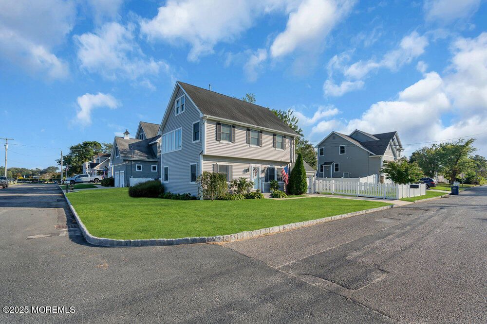 Exterior, Facade, Queen Anne Victorian