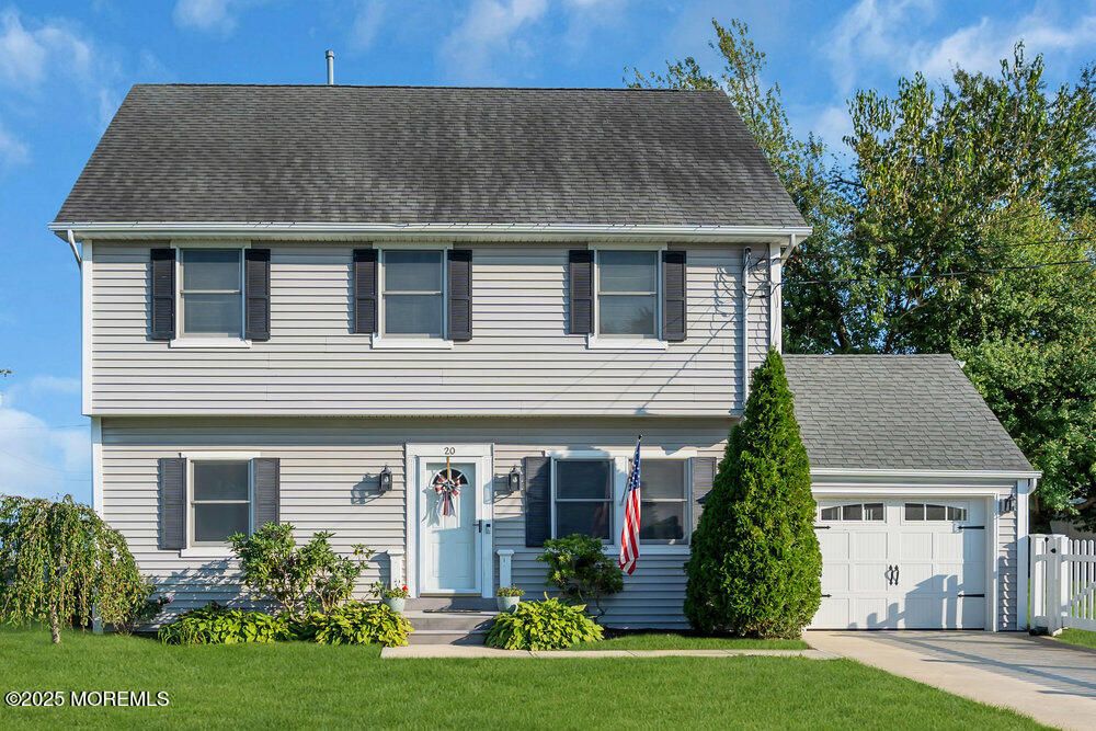 Attached, Exterior, Facade, Cape Cod