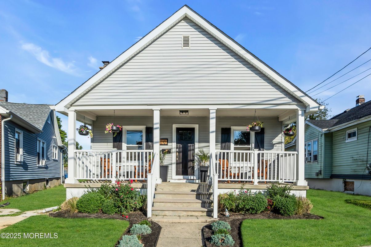Exterior, Facade, American Craftsman