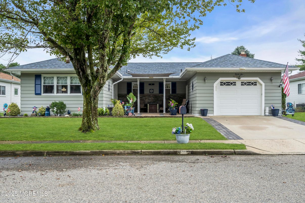 Attached, Exterior, Facade, Ranch