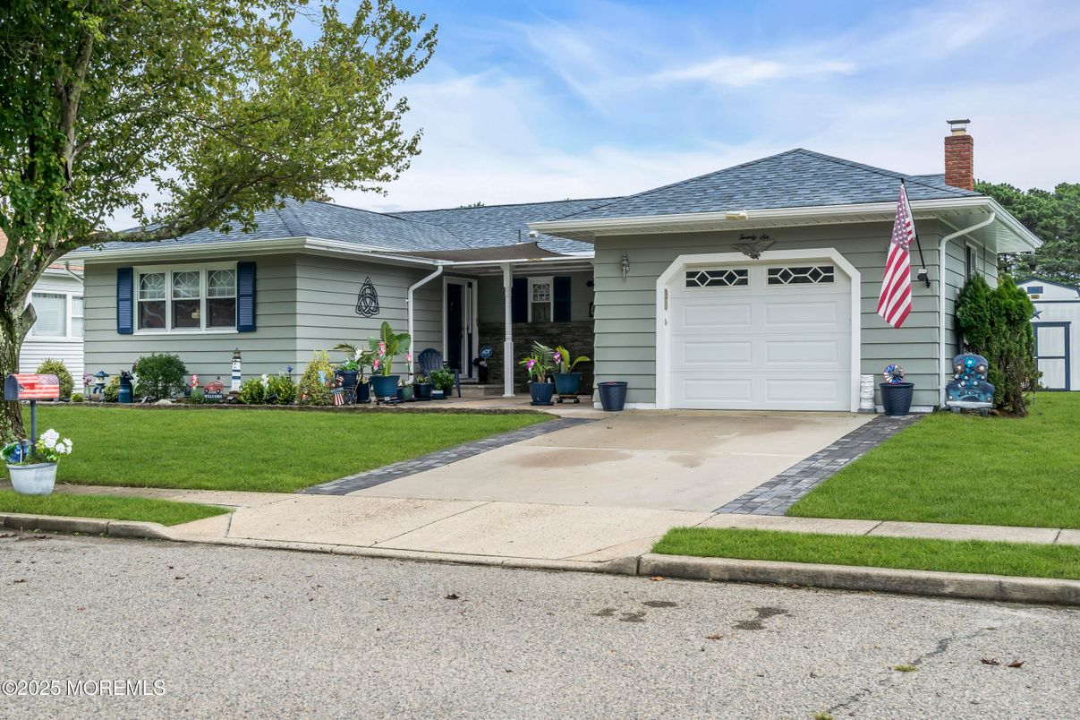 Attached, Exterior, Facade, Ranch