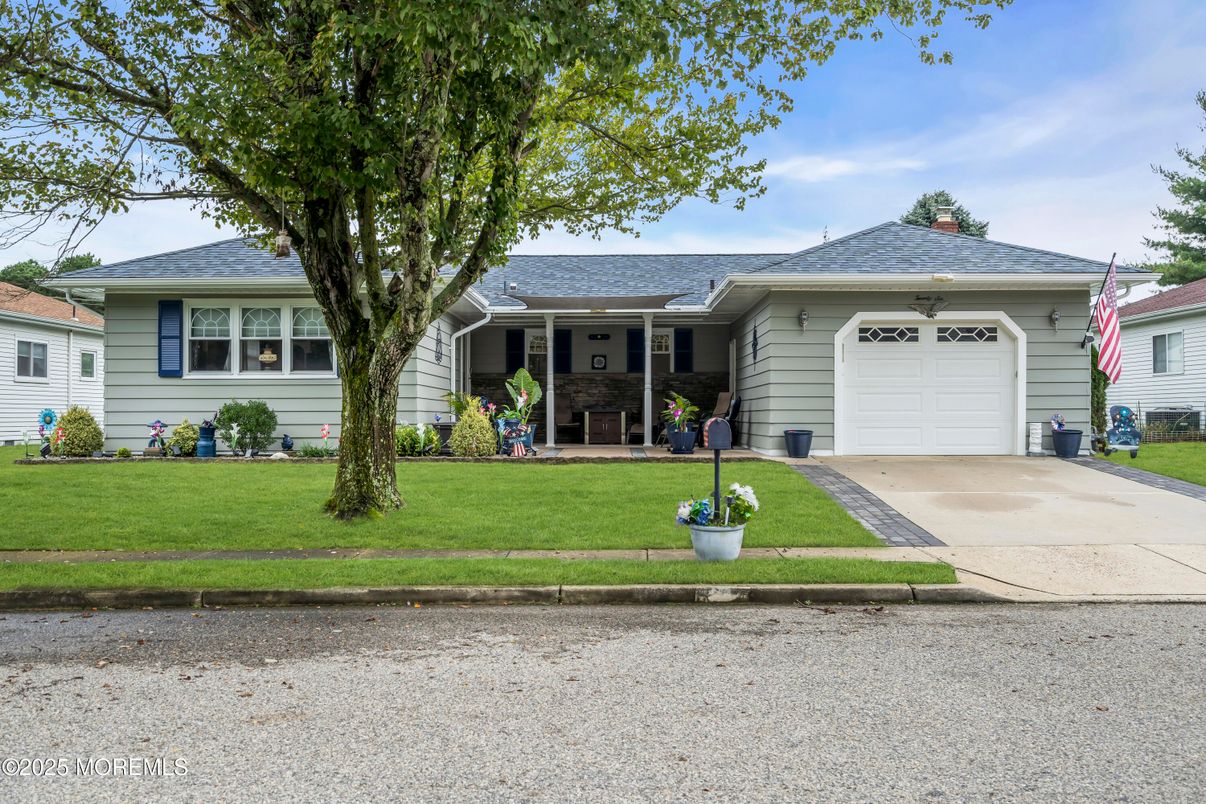 Attached, Exterior, Facade, Ranch