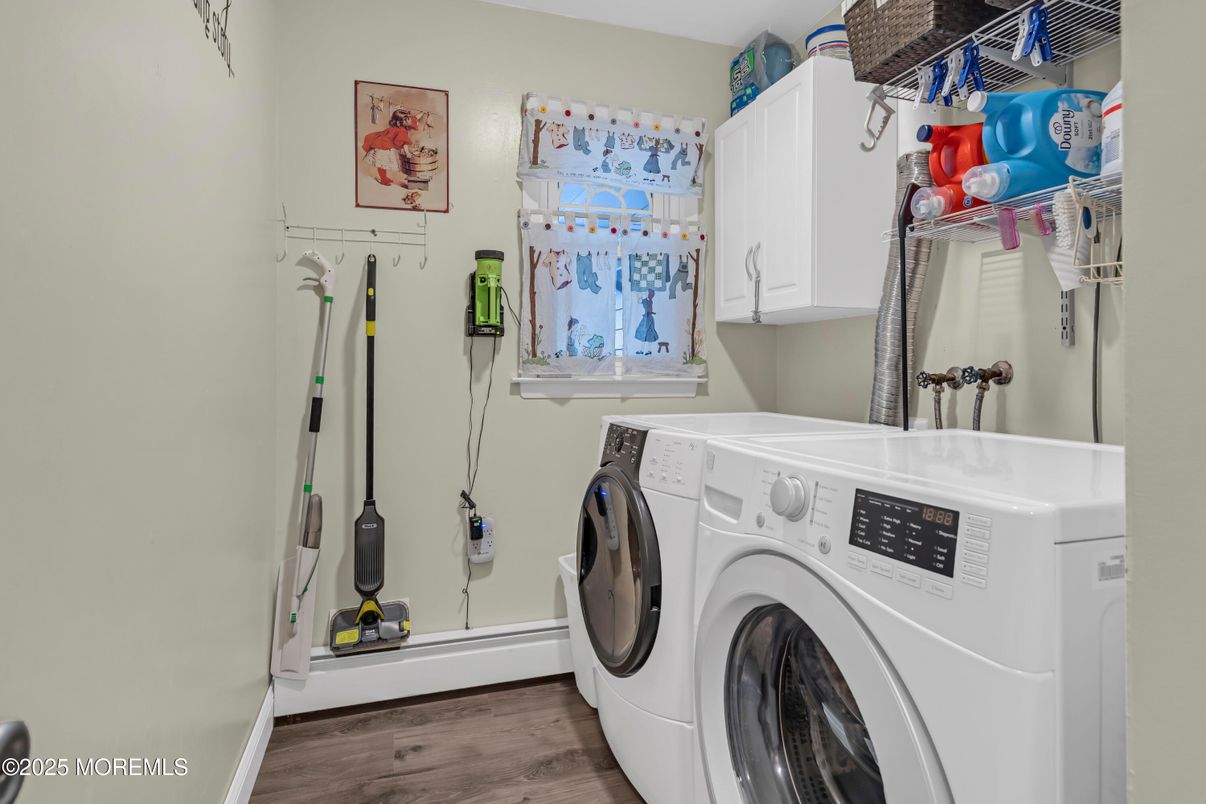 Interior, Washer, Wood Texture Flooring