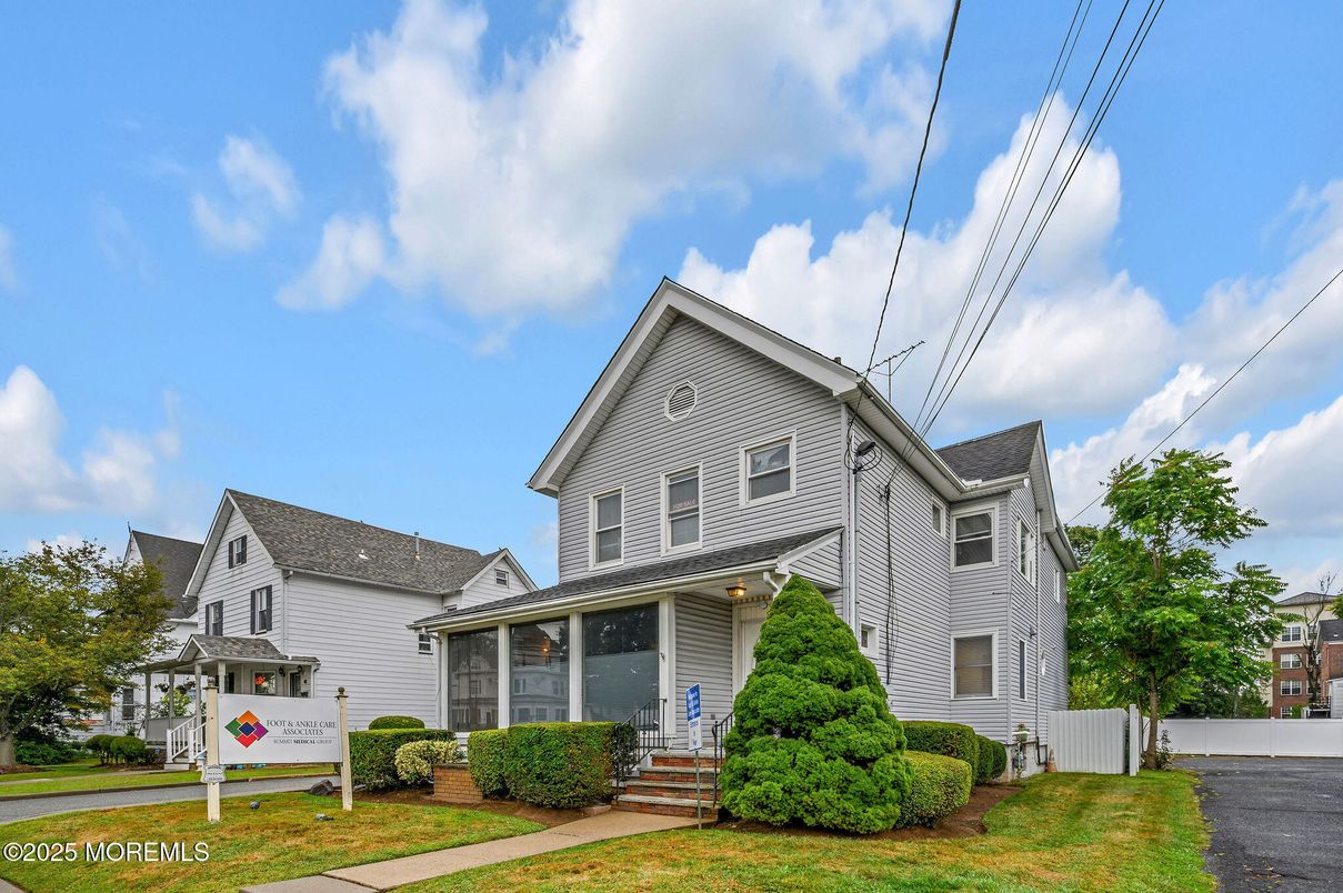 Exterior, Facade, Queen Anne Victorian