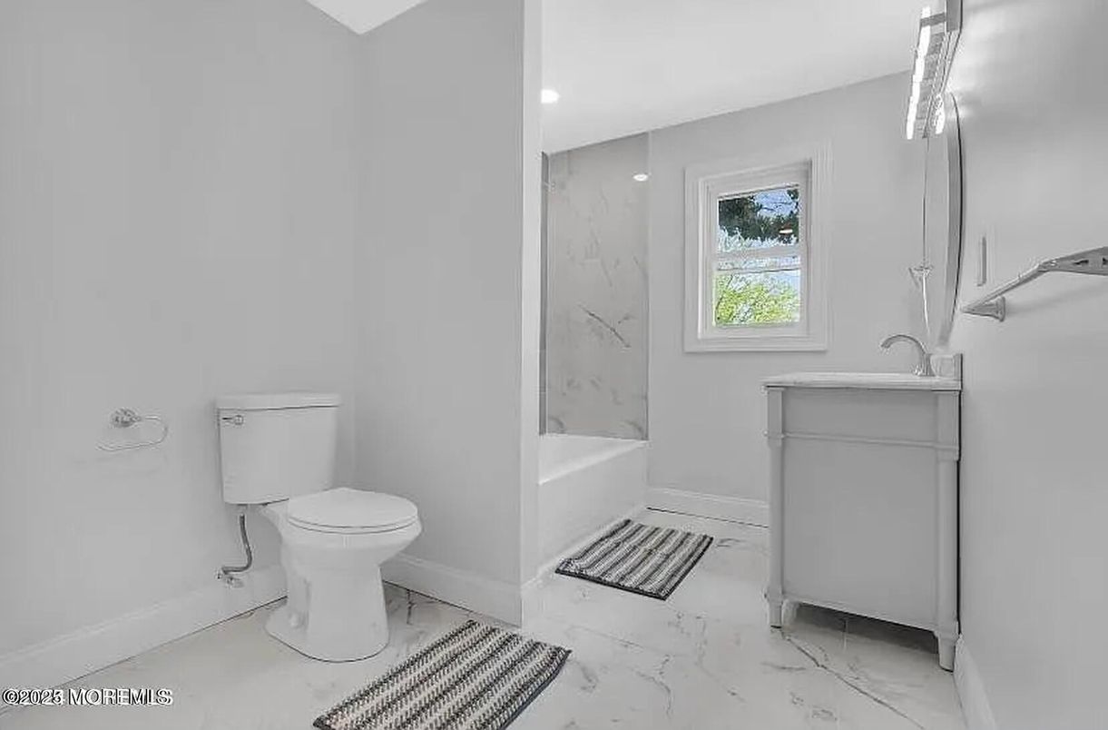 Bathroom, Interior, Marble, Marble Walls, Recessed Lighting