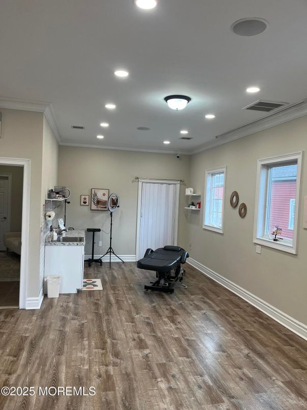 Interior, Recessed Lighting, Wood Texture Flooring