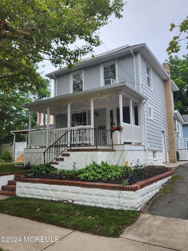 Exterior, Facade, American Foursquare