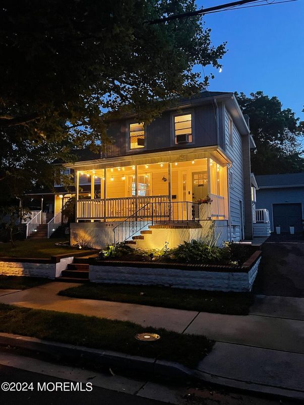 Exterior, Facade, American Foursquare